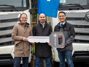 Знаковая сделка на российском рынке грузоперевозок: автопарк компании Dentro пополнился сотней новых седельных тягачей Foton R. Торжественная церемония отгрузки, состоявшаяся 7 октября 2025 года в Подмосковье, подтвердила растущее доверие крупных логистических операторов к технике Foton.