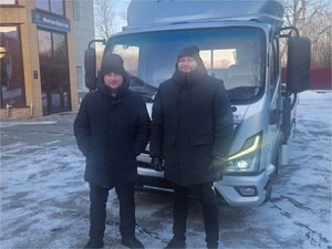 Идеальный помощник для города и малого бизнеса – бортовой грузовик Foton S35 с полной массой 3.5 тонны. Не требует специальных прав категории «C», сочетая в себе манёвренность, комфортную кабину и надёжность для ежедневных задач.